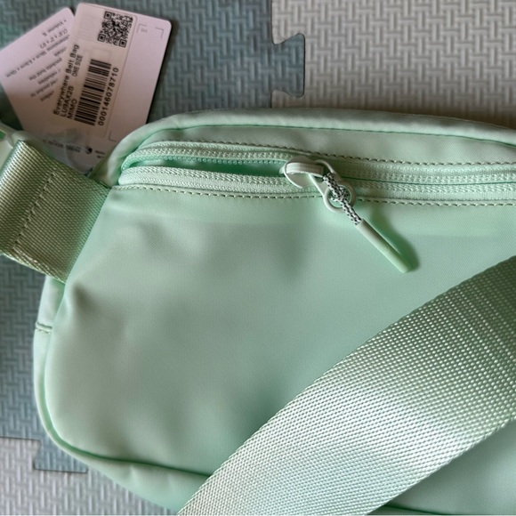 SOLD - 🍋 LuluLemon Everywhere Belt Bag 1L - Mint (MIMO) NWT - RARE (Sold Out) - Picture 3 of 3